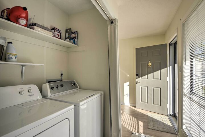 Modern Townhome w / Deck & Golf Course Views!