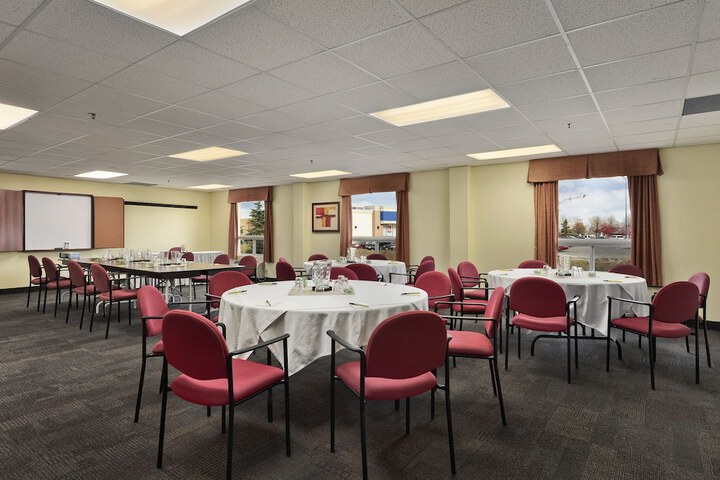 Super 8 by Wyndham Barrie South
