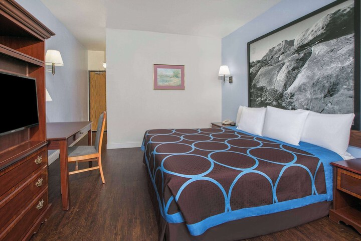 Room 6 of 12