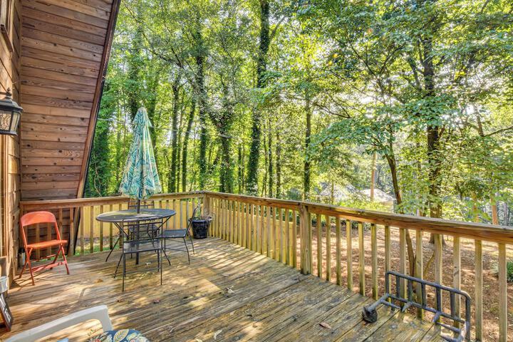 Pet-friendly Lavonia Cabin Walk to Lake Hartwell!