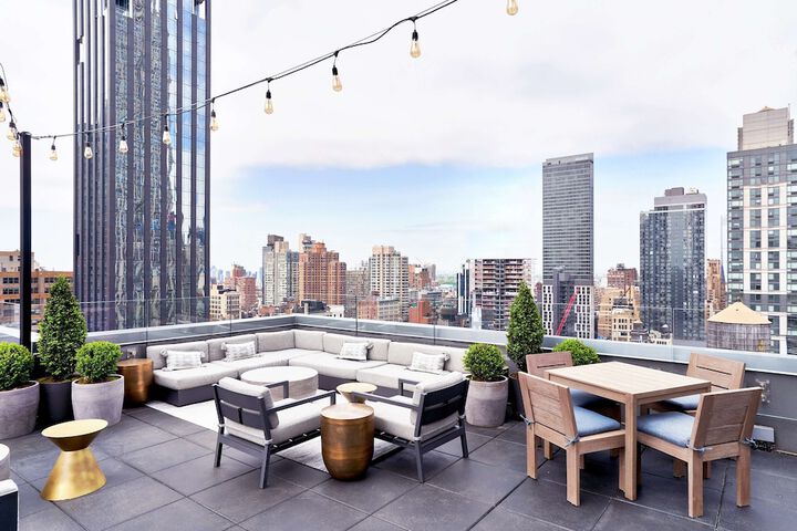 Lounge 102 of 106