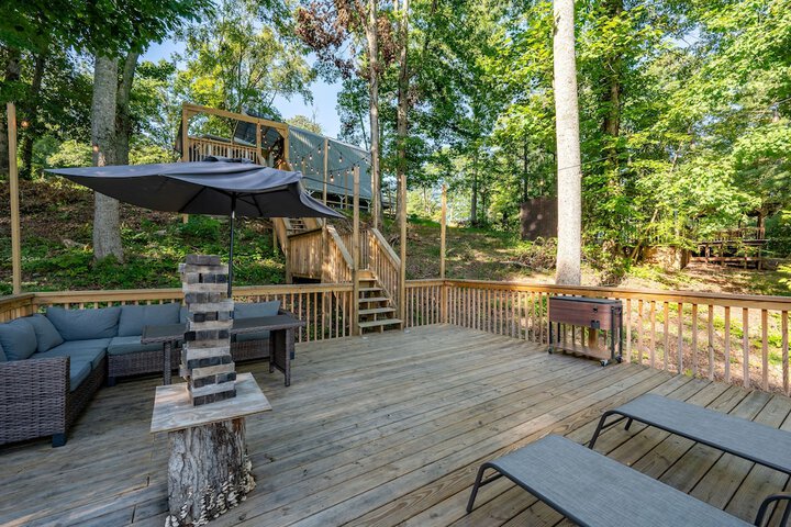 emerald Cove Chalet on Douglas Lake w / Hot Tub!