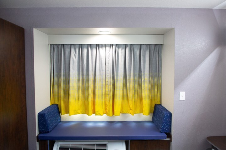 Room 8 of 30