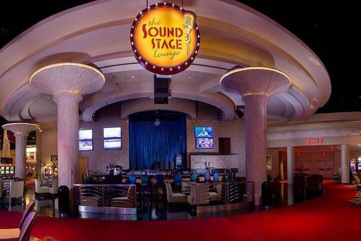 Lounge 27 of 40