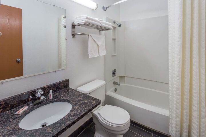 Super 8 by Wyndham Janesville