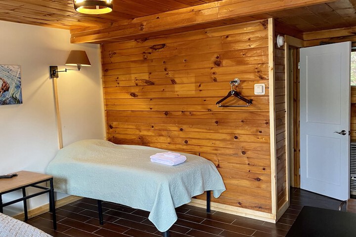 Pine Crest Motel & Cabins