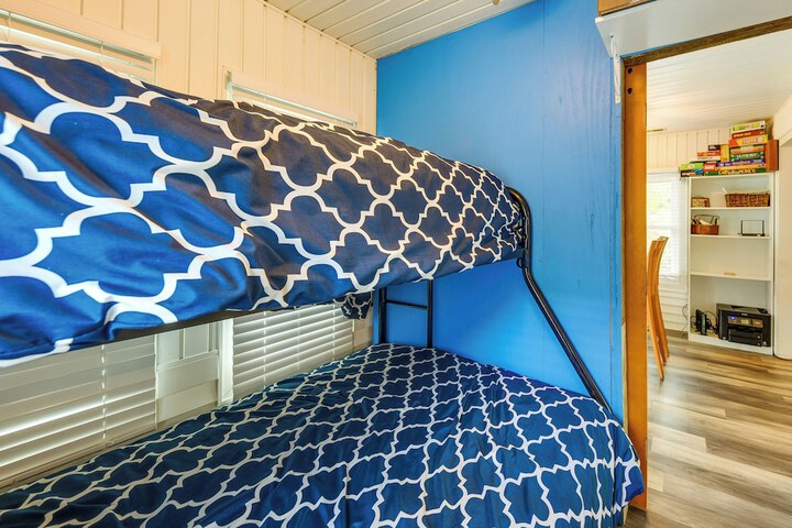 Lakefront Antioch Cottage w / Dock & Gas Grill!