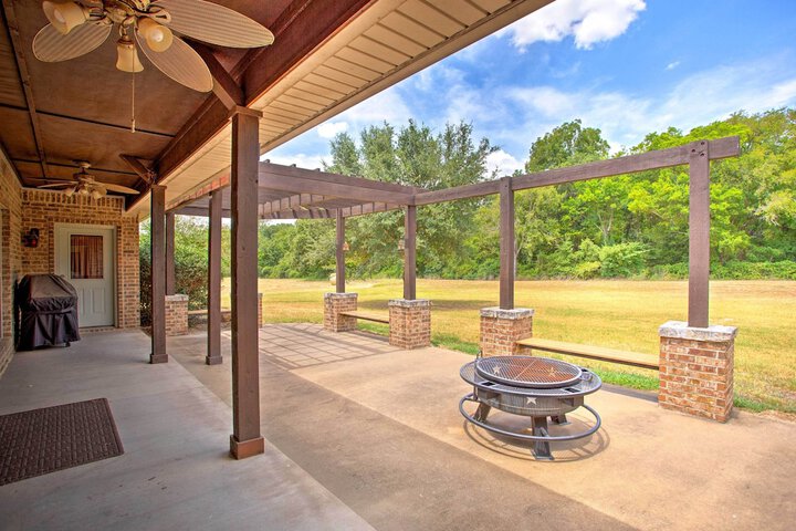 Spacious Stallion Lake Ranch Home w / Patio