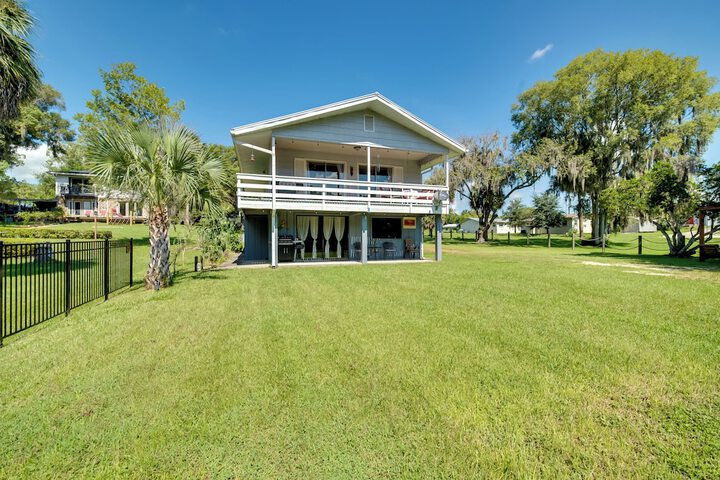 Docks + Balcony: Peaceful River Abode in Dunnellon