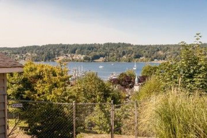 2BR Bay View Bungalow in Poulsbo by RedAwning