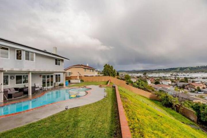 Luxurious 5B4B Home with Pool and View