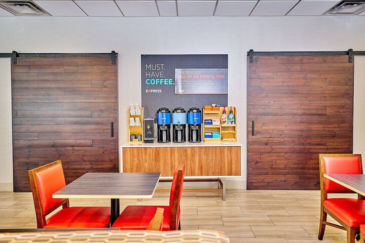Holiday Inn Express Charleston-Civic Center by IHG
