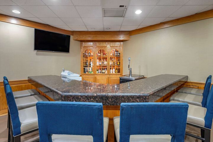 Lounge 24 of 26