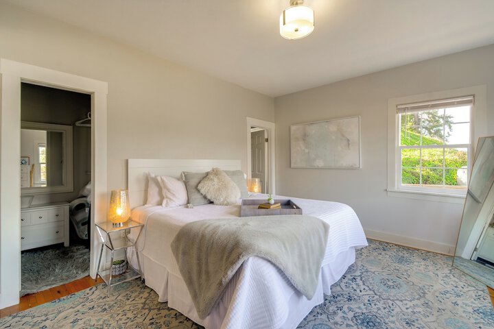 Gig Harbor House w / Private Beach + Views!