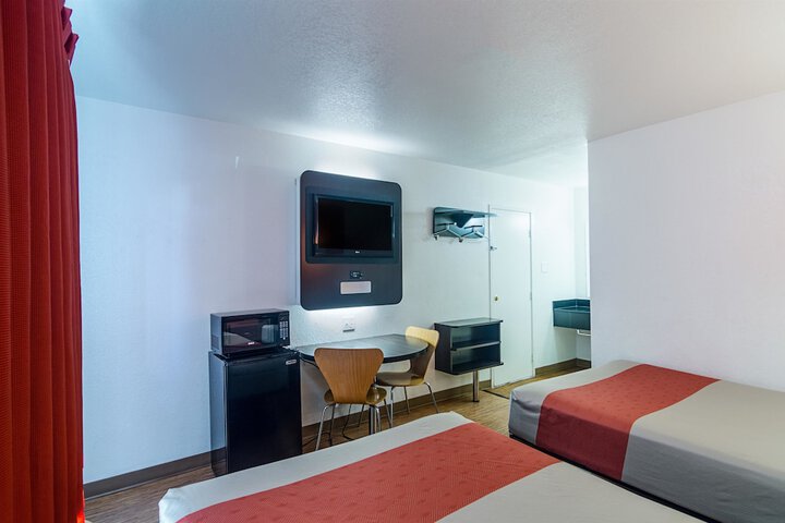 Room 27 of 40