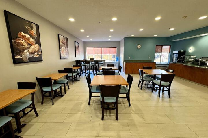 Days Inn & Suites by Wyndham Madison