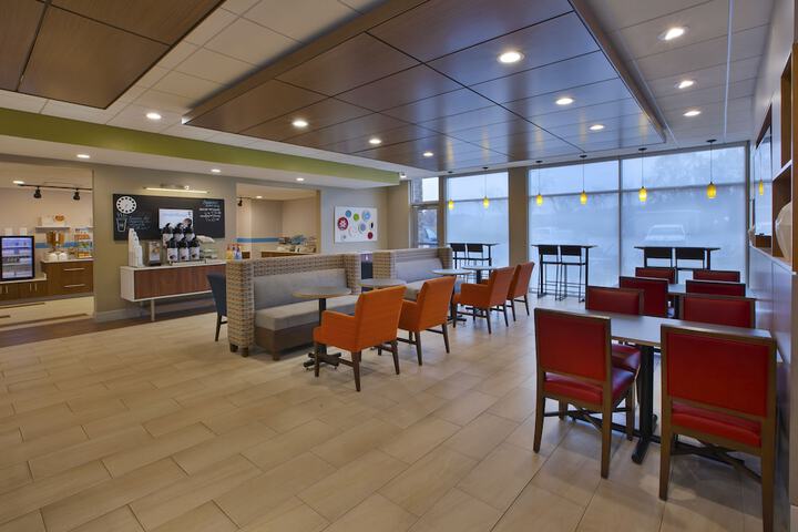 Holiday Inn Express & Suites Parkersburg East by IHG