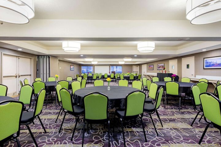 Ballroom/Hall 27 of 29