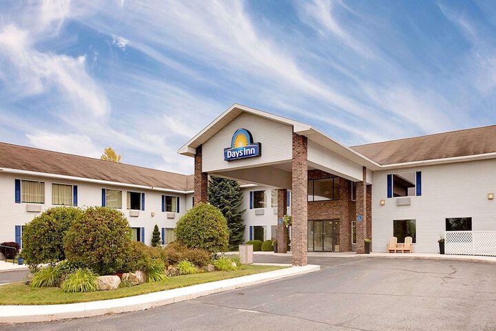 Days Inn by Wyndham Cadillac