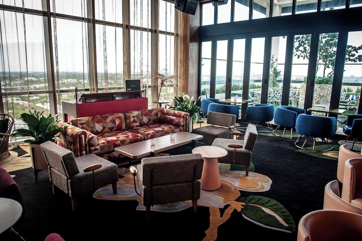 Lounge 44 of 51