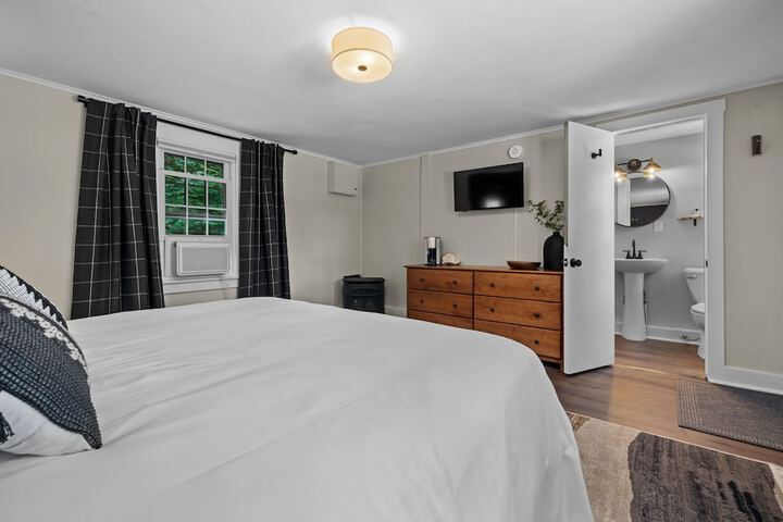 The Aurora Inn & Cottages