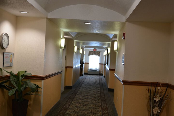Super 8 by Wyndham Austin / Airport South