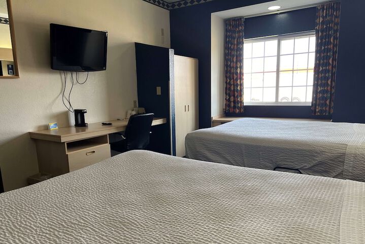 Days Inn & Suites by Wyndham Hutchinson