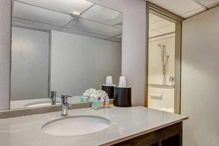Room 6 of 25