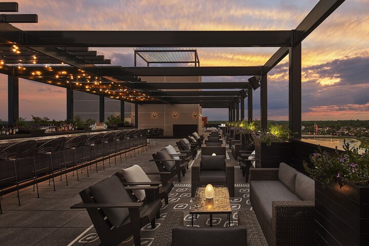 Lounge 53 of 62