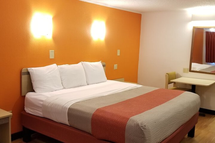 Room 17 of 28
