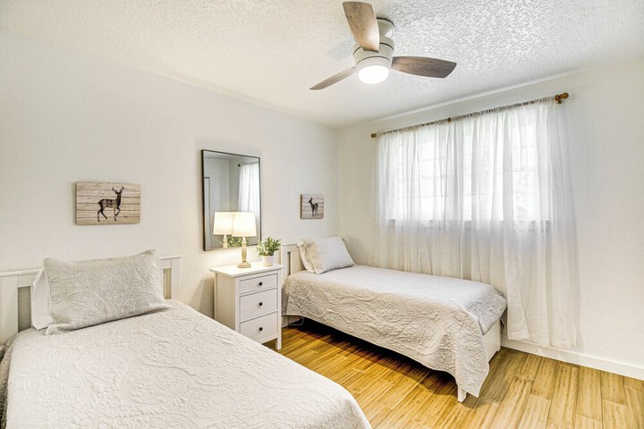Charming Canalfront Retreat w / Double Boat Slip!