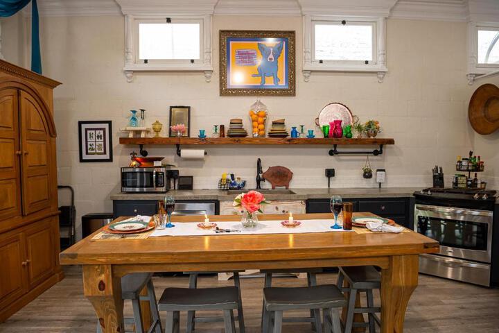 Chateau Royale Pet Friendly, on Bayou, Downtown!