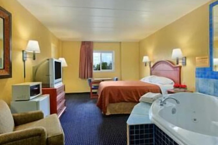 Travelodge by Wyndham Lima OH