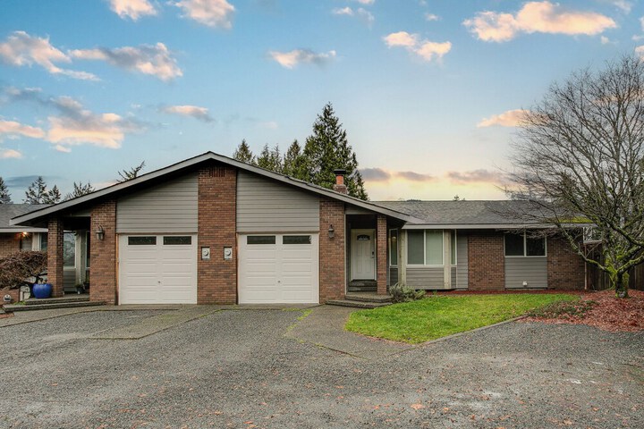 Modern Puyallup Townhome w / Backyard & Fireplace
