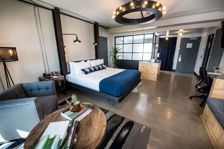 Room 32 of 84