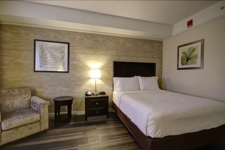Room 32 of 60