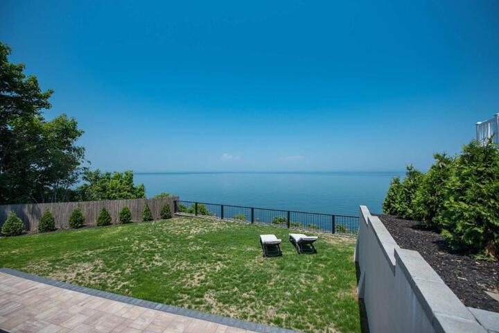 Coastal Retreat: Waterfront Deck, Awesome Views