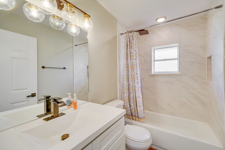 Sunny Palm Bay Home w / Screened Porch Near Beaches