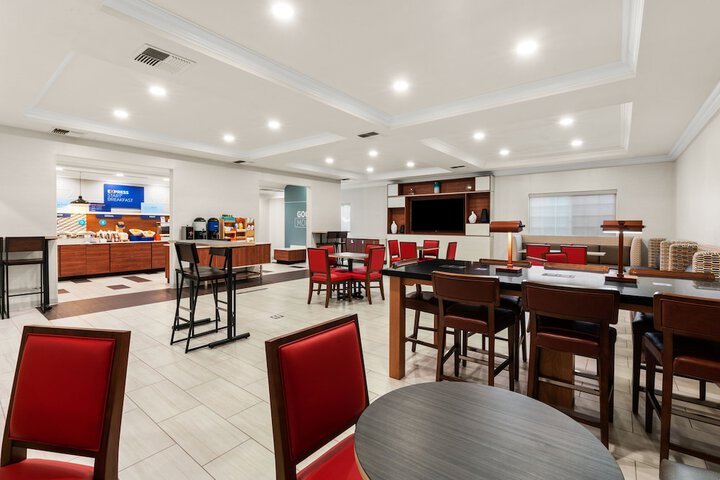 Holiday Inn Express & Suites Klamath Falls Central by IHG