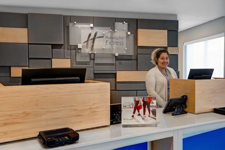 Holiday Inn Express & Suites Milwaukee - Brookfield by IHG