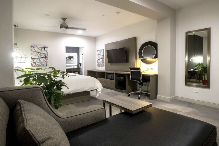 Room 28 of 32