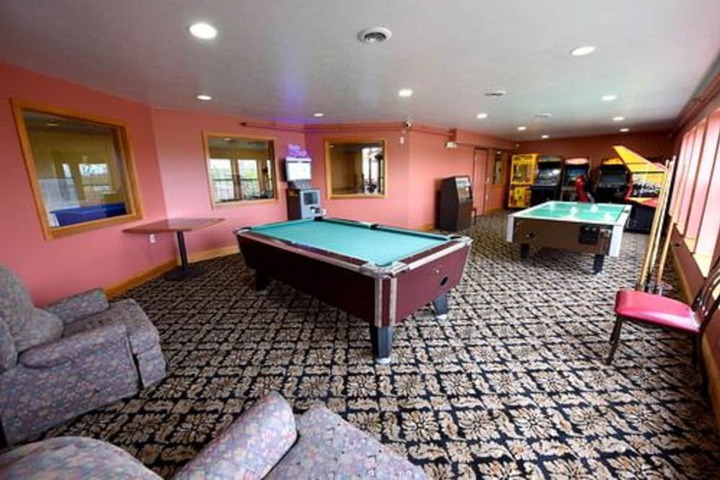Days Inn by Wyndham Mackinaw City - Lakeview