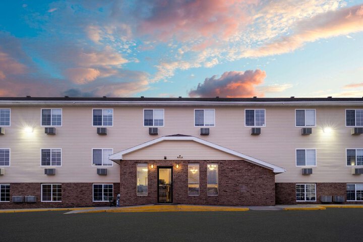Super 8 by Wyndham Clinton