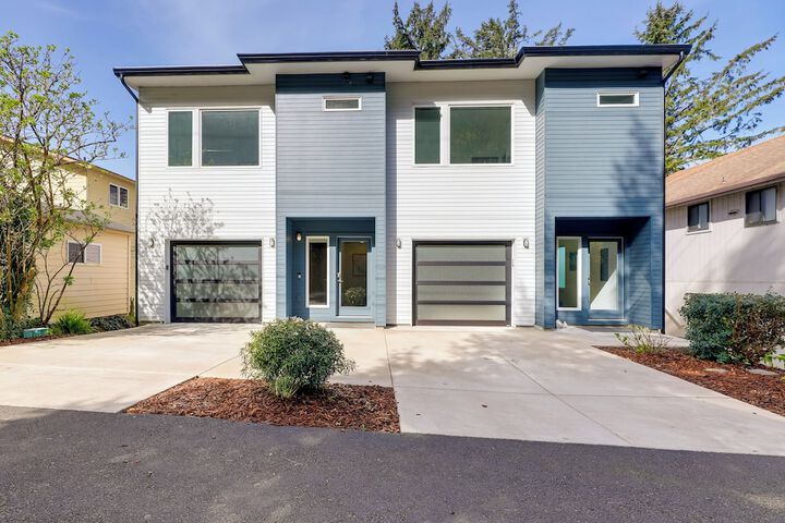 Scenic Depoe Bay Townhome w / Deck 1 Mi to Parks!