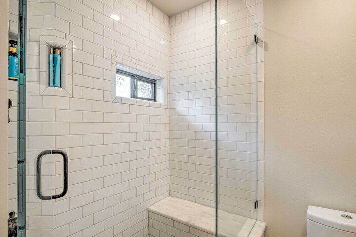 Horseshoe Bay Townhome w / Patio & Outdoor Pool!