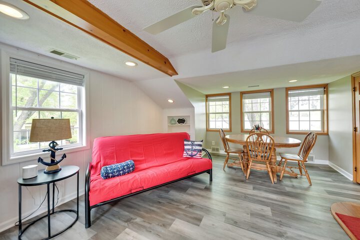 Pistakee Lake Estate w / Boat Dock & Hot Tub!