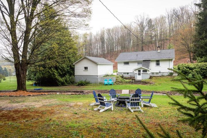 Cedar Creek Cottage Close to Downtown Traverse City Beaches and the TART Trail