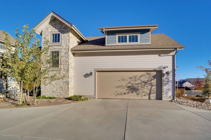 2 Mi to Town: Castle Rock Retreat w / Fireplace!