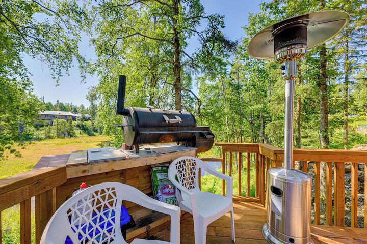 Cozy Kenai Abode w / Private Deck: 5 Mi to Ocean!