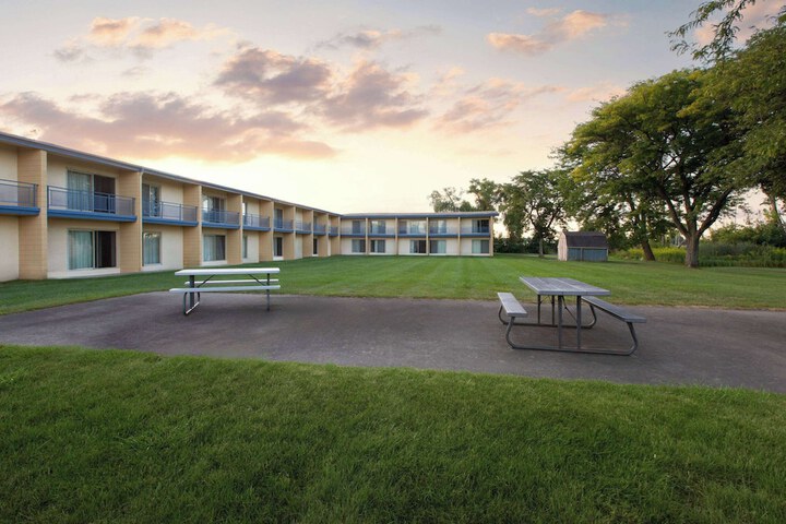 Hotel Exterior 43 of 44